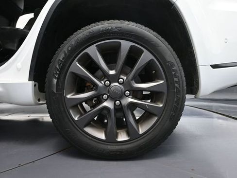 Used 2018 Jeep Grand Cherokee Overland AWD/4WD image 16
