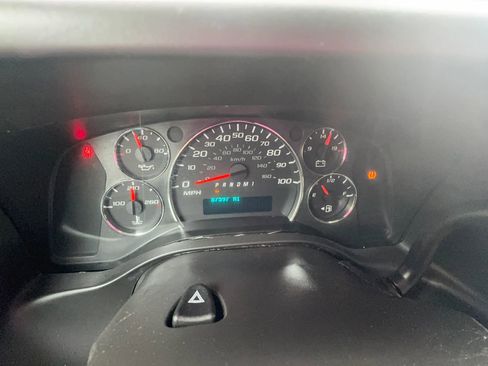 Used 2018 Chevrolet Express 2500 RWD image 23