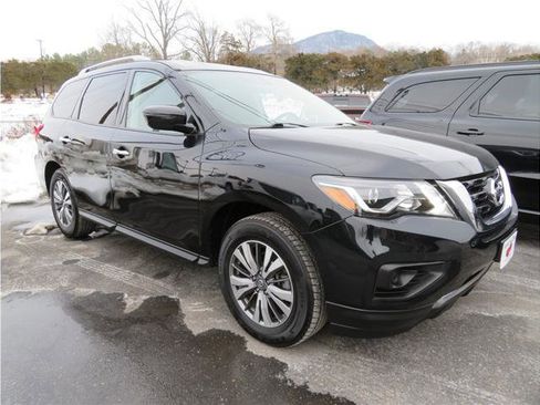 Used 2020 Nissan Pathfinder S image 1