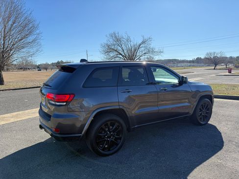 Used 2019 Jeep Grand Cherokee Altitude image 5