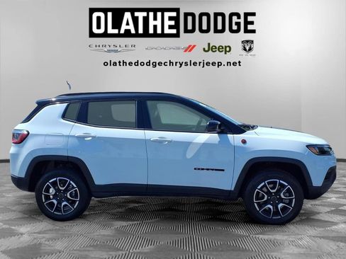 Used 2025 Jeep Compass Trailhawk AWD/4WD image 29