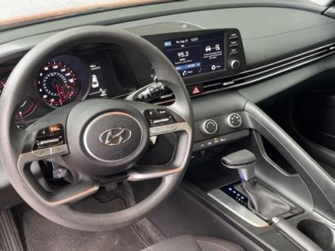 Used 2023 Hyundai Elantra SE FWD image 6
