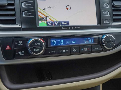 Used 2019 Toyota Highlander XLE image 19