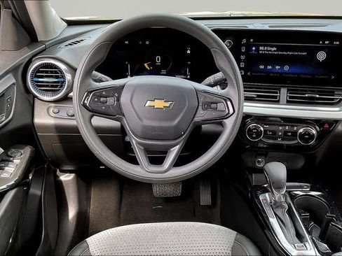 Used 2025 Chevrolet Trax LT image 8