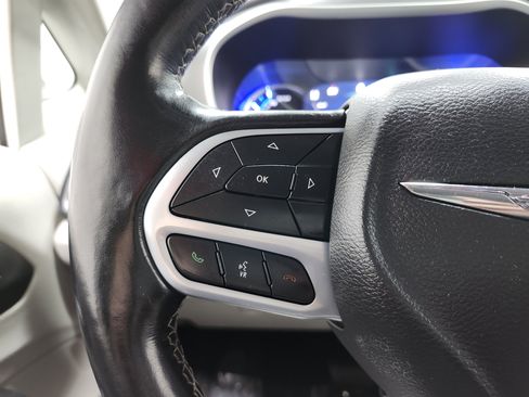 Used 2021 Chrysler Pacifica Touring-L image 37