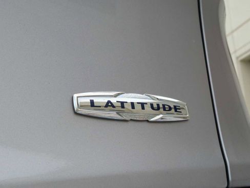 Used 2018 Jeep Cherokee Latitude w/ Cold Weather Group image 35