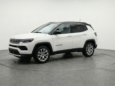 Used 2025 Jeep Compass Limited image 3