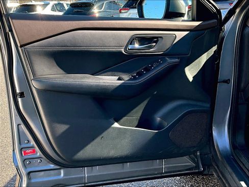 Used 2023 Nissan Rogue SV w/ SV Premium Package image 9