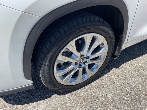 Used 2020 Toyota Highlander Limited FWD image 11
