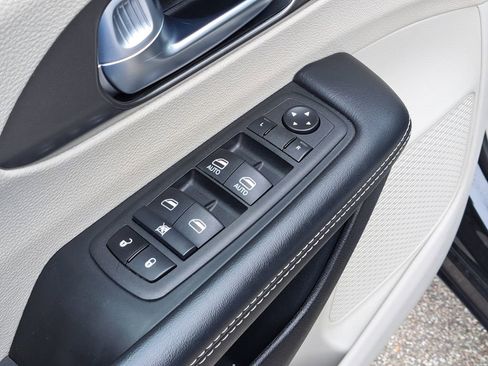 Used 2024 Chrysler Pacifica Select image 21