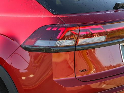 Used 2025 Volkswagen Atlas Cross Sport SEL R-Line image 11