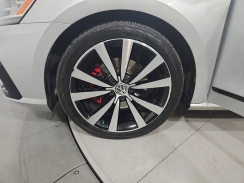 Used 2018 Volkswagen Passat 3.6 image 26