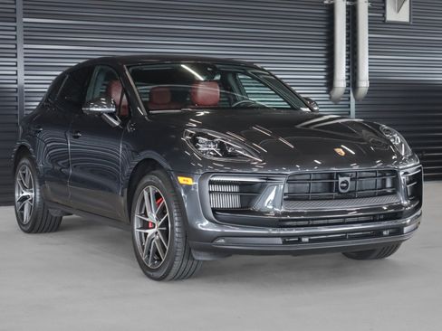 Certified 2024 Porsche Macan S AWD/4WD image 7
