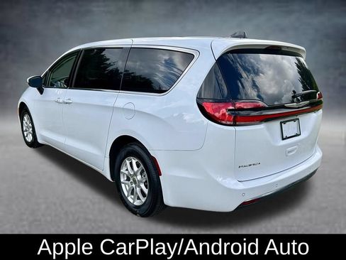 Used 2023 Chrysler Pacifica Touring-L FWD image 7