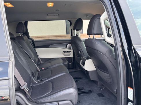 Used 2022 Kia Carnival LX FWD image 12