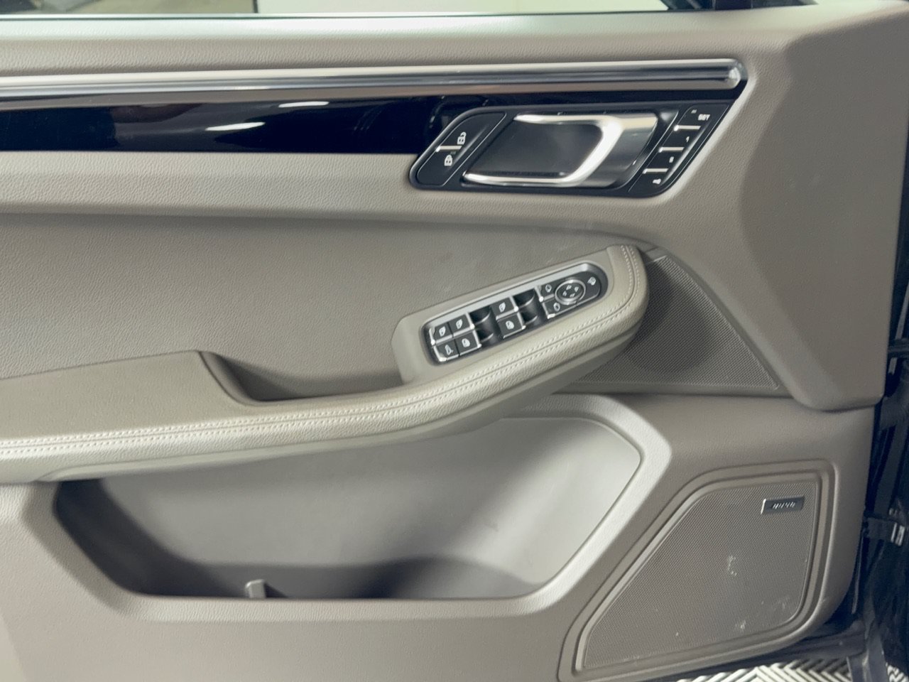 Certified 2025 Porsche Macan w/ Premium Package Plus AWD/4WD image 16