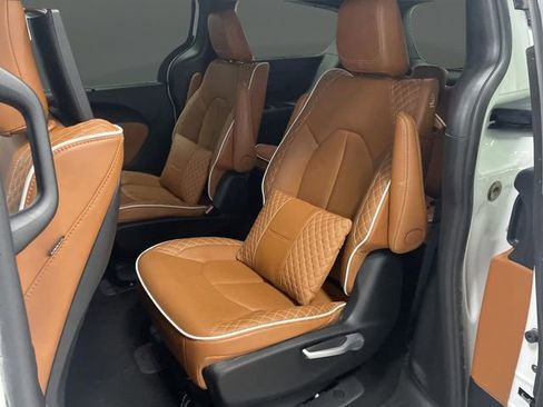 Used 2024 Chrysler Pacifica Pinnacle image 34