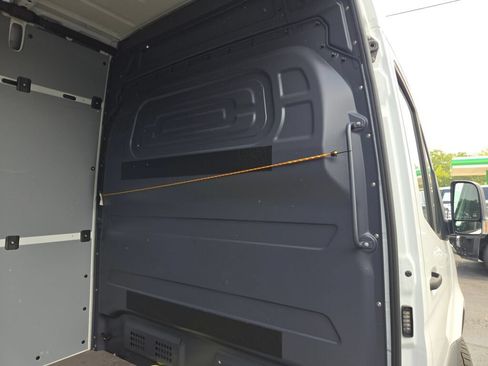 Used 2024 Mercedes-Benz Sprinter 2500 image 10
