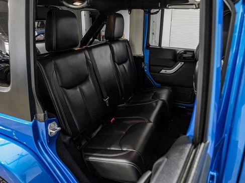 Used 2015 Jeep Wrangler Unlimited Sahara w/ Connectivity Group AWD/4WD image 31