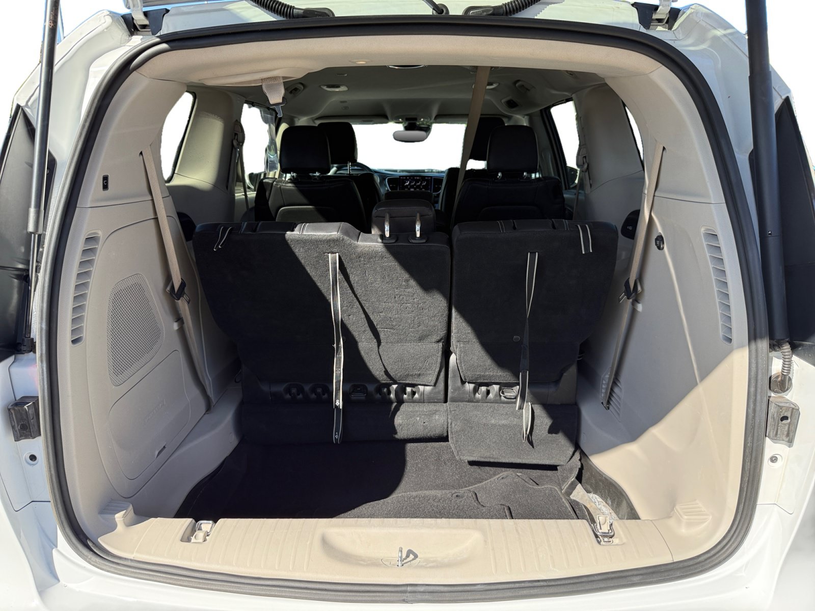 Used 2022 Chrysler Pacifica Touring-L w/ Uconnect Theater Family Group FWD image 17
