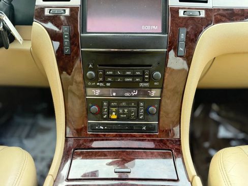 Used 2013 Cadillac Escalade Premium image 21