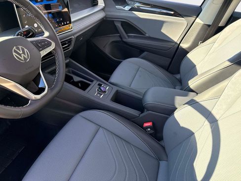 New 2025 Volkswagen Tiguan SE image 16