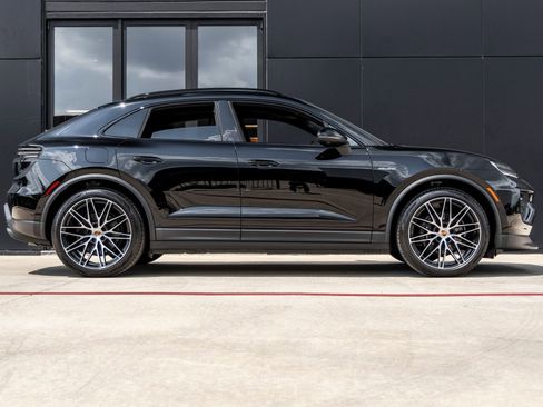 Certified 2025 Porsche Macan Electric image 12