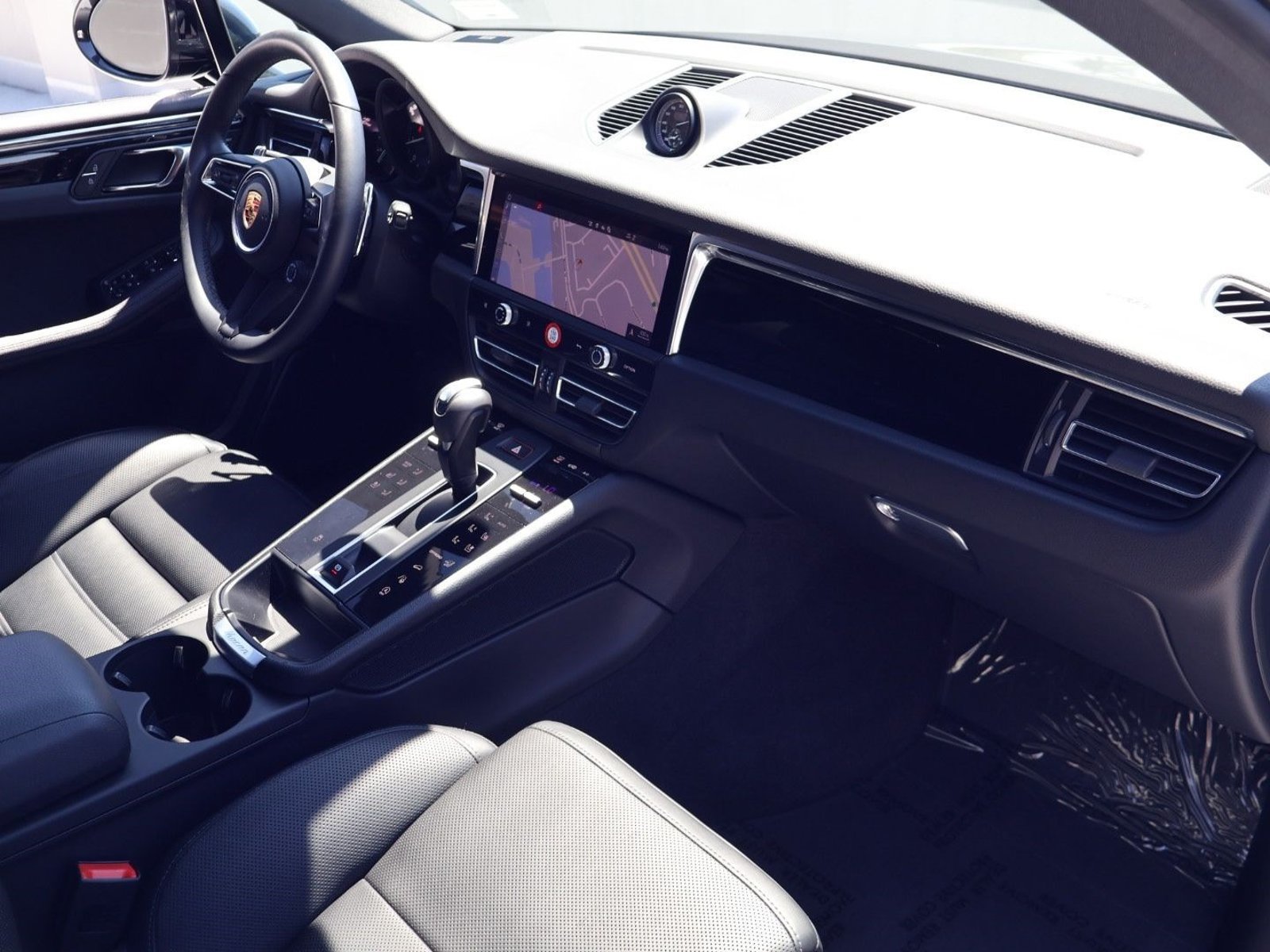 Certified 2026 Porsche Macan AWD/4WD image 25