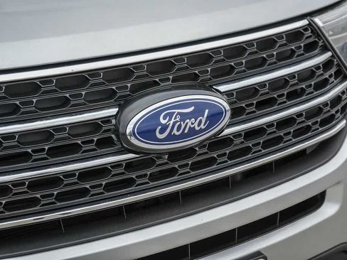 Used 2022 Ford Explorer XLT w/ Equipment Group 202A RWD image 3