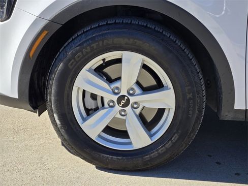 Certified 2025 Kia Sorento LX image 17