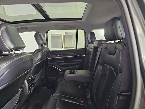 Used 2022 Jeep Grand Cherokee Limited image 20