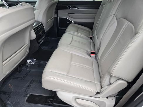 Used 2024 Jeep Wagoneer Series II w/ Flexible Seating Group AWD/4WD image 12
