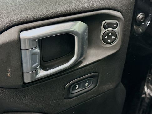 Used 2023 Jeep Wrangler Unlimited Sahara AWD/4WD image 15