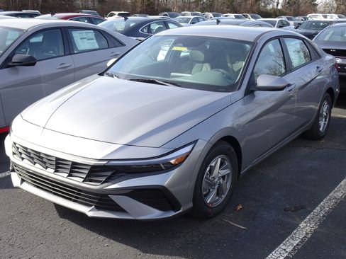 New 2026 Hyundai Elantra SE image 2