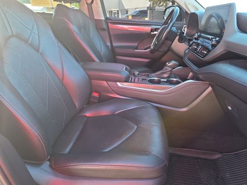 Used 2020 Toyota Highlander Platinum image 25