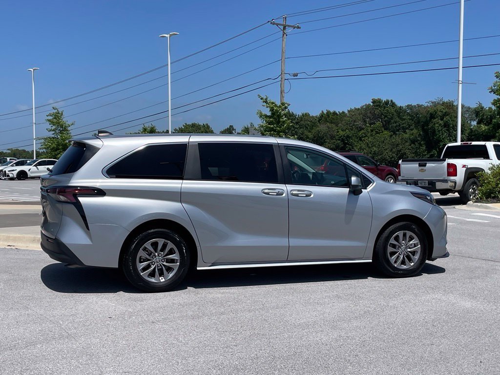 Used 2025 Toyota Sienna LE FWD image 8