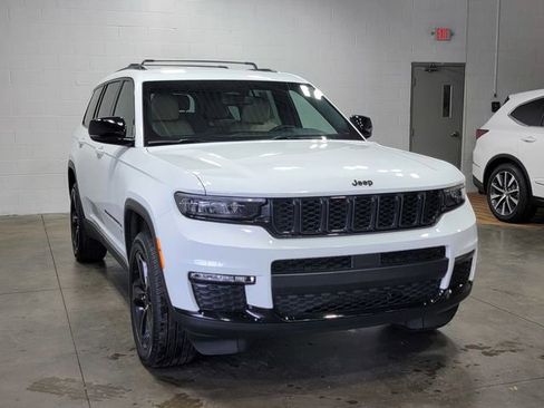 Used 2024 Jeep Grand Cherokee L Limited w/ Black Appearance Package AWD/4WD image 4