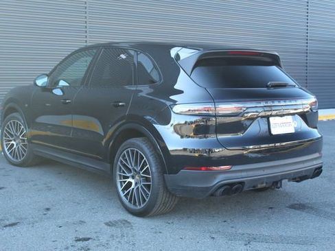 Certified 2023 Porsche Cayenne Platinum Edition image 3