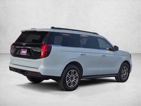 Used 2025 Ford Expedition Active image 5