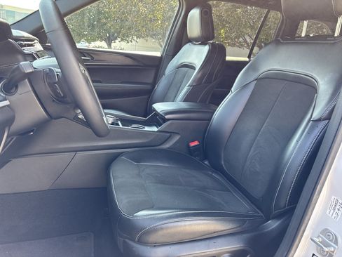 Used 2025 Jeep Grand Cherokee Altitude AWD/4WD image 13
