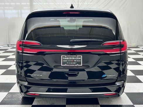 Used 2025 Chrysler Pacifica Select image 6