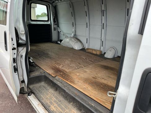 Used 2018 Chevrolet Express 3500 Extended w/ Driver Convenience Package RWD image 4