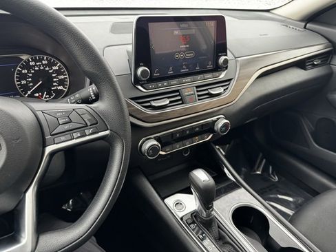 Used 2024 Nissan Altima 2.5 SV image 13