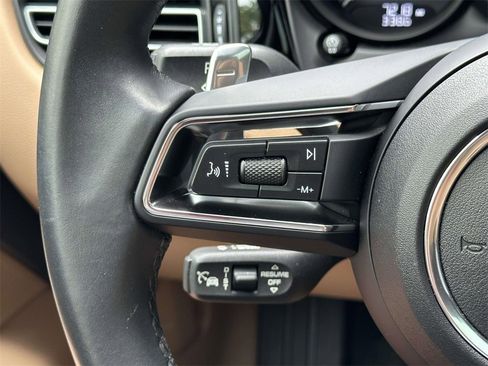 Used 2025 Porsche Macan image 21