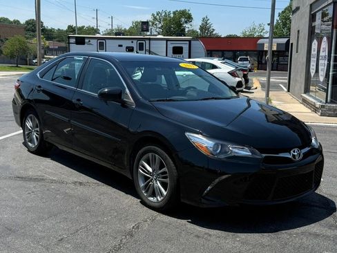 Used 2017 Toyota Camry SE FWD image 2