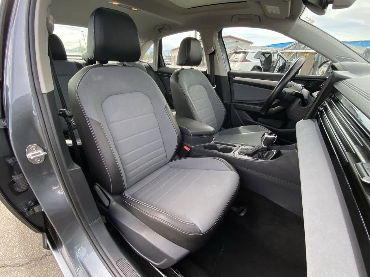 Used 2025 Volkswagen Jetta SE FWD image 24