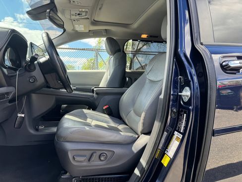 Used 2021 Toyota Sienna Limited image 19