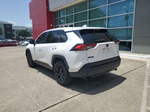 Used 2022 Toyota RAV4 LE FWD image 12