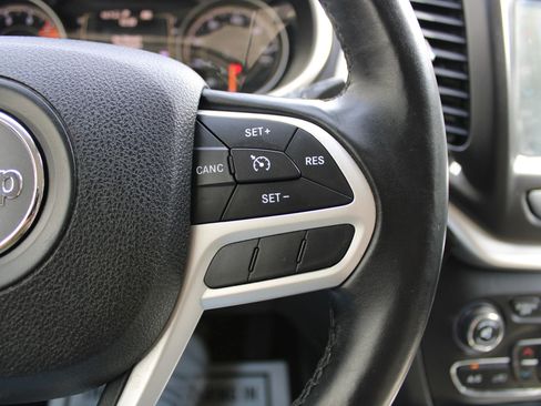 Used 2017 Jeep Cherokee Latitude w/ Comfort/Convenience Group image 15