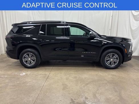 Used 2025 Chevrolet Traverse LT image 2